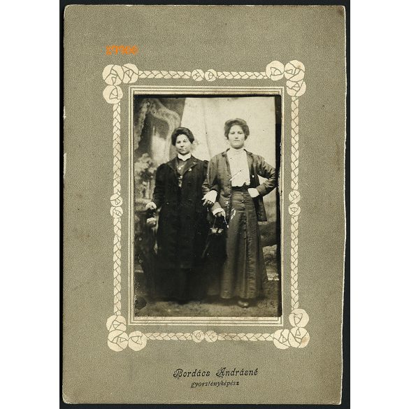 Bordács Andrásné gyorsfényképész, Erdőtelek, hölgyek esernyővel, 1911, 1910-es évek. Eredeti kartonra kasírozott fotó.   