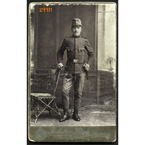 Rechnitzer műterem, Pancsova, Vajdaság, magyar katona szivarral, bajonettel, egyenruhában, 1890-es évek, Eredeti CDV, vizitkártya fotó.  