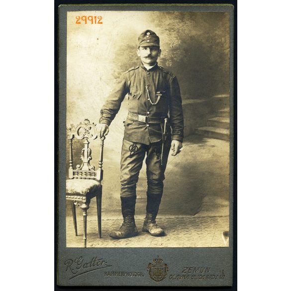 Gatter műterem, Zimony, Vajdaság, magyar katona bajonettel, egyenruhában, 1890-es évek, Eredeti CDV, vizitkártya fotó gyönyörű, de foltos hátlappal.  