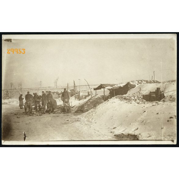 Magyar katonák tüzelőt pakolnak a téli táborban, orosz front (?), egyenruha, 1. világháború, 1918. III. 17, 1910-es évek, Eredeti fotó, papírkép.  