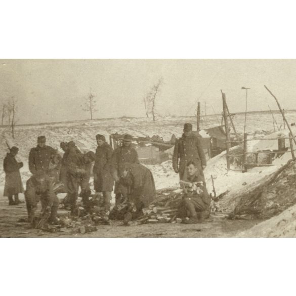 Magyar katonák tüzelőt pakolnak a téli táborban, orosz front (?), egyenruha, 1. világháború, 1918. III. 17, 1910-es évek, Eredeti fotó, papírkép.  