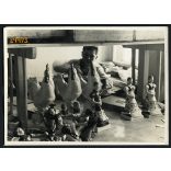 Dolgozó a Herendi Porcelángyárban, Herend, munkás, helytörténet, porcelánfigurák, 1937, 1930-as évek. Eredeti fotó, papírkép, enyhén hullámos.   