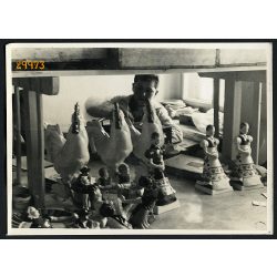   Dolgozó a Herendi Porcelángyárban, Herend, munkás, helytörténet, porcelánfigurák, 1937, 1930-as évek. Eredeti fotó, papírkép, enyhén hullámos.   