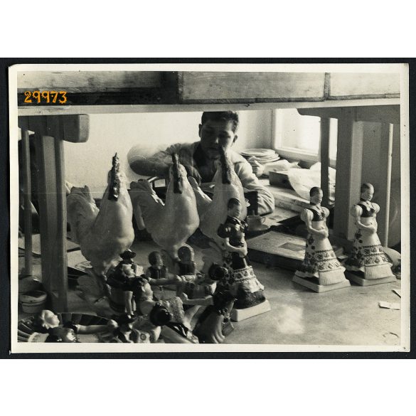 Dolgozó a Herendi Porcelángyárban, Herend, munkás, helytörténet, porcelánfigurák, 1937, 1930-as évek. Eredeti fotó, papírkép, enyhén hullámos.   