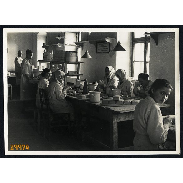 Dolgozók a Herendi Porcelángyárban, Herend, munkásnő, munkás, helytörténet, porcelánfigurák, 1937, 1930-as évek. Eredeti fotó, papírkép, enyhén hullámos.  