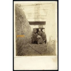   Magyar katonák 'tábori kutyával', lövészárok, egyenruha, különös, 1. világháború, 1910-es évek, Eredeti fotó, papírkép, alján törésnyom.  