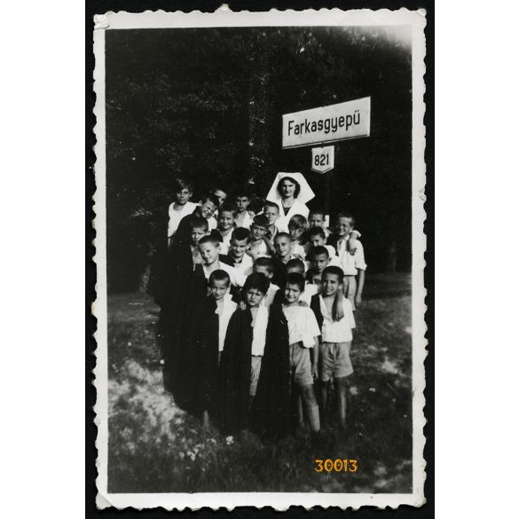 Farkasgyepű, Gyermekszanatórium lakói apácával, helytörténet, 1930-as évek, Eredeti fotó, papírkép.  
