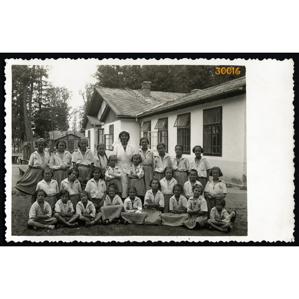 Farkasgyepű, Gyermekszanatórium lakói apácával, helytörténet, 1930-as évek, Eredeti fotó, papírkép Újpestre címezve.   méret megközelítőleg (centiméterben): 8 x 13 Használt! Eredeti nagyítás! Nem repr