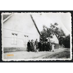   Csoport a ház előtt, Apostag, helytörténet, falu, 1939, 1930-as évek, Eredeti fotó, papírkép.  