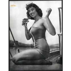   Nagyobb méret, Tímár Éva színésznő fürdőruhában, Budapest, művész, 1957, 1950-es évek, Eredeti fotó, papírkép, Kotnyek Antal fotóriporter készítette, jelzetlen fotó. 