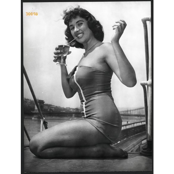 Nagyobb méret, Tímár Éva színésznő fürdőruhában, Budapest, művész, 1957, 1950-es évek, Eredeti fotó, papírkép, Kotnyek Antal fotóriporter készítette, jelzetlen fotó. 