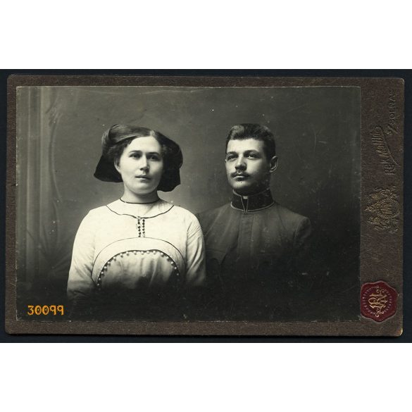 Rek Matild műterme, Zsolna, Felvidék, fiatal pár portréja, katona, egyenruha, 1900-as évek, Eredeti kabinetfotó. 