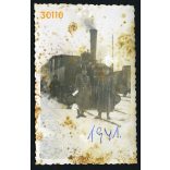 Máramarossziget, Erdély, magyar katonák MÁV 377 gőzmozdonnyal, egyenruha, vasút, állomás, jármű, közlekedés, 2. világháború, 1941, 1940-es évek, Eredeti fotó, papírkép, felülete kopott, foltos.  