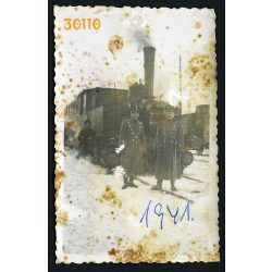   Máramarossziget, Erdély, magyar katonák MÁV 377 gőzmozdonnyal, egyenruha, vasút, állomás, jármű, közlekedés, 2. világháború, 1941, 1940-es évek, Eredeti fotó, papírkép, felülete kopott, foltos.  