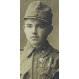 Takács műterem, Debrecen, fiatal magyar hadnagy érdemrendekkel, katona, egyenruha, 1. világháború, 1910-es évek, Eredeti CDV, vizitkártya fotó gyönyörű hátlappal, felületén kopásnyomok.  méret megköze