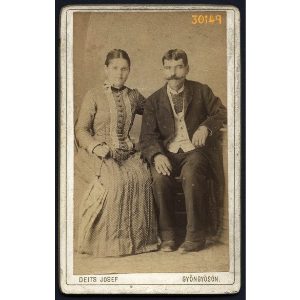 Deits műterem, Gyöngyös, házaspár, elegáns hölgy ernyővel,  férfi bajusszal, 1880-as évek, Eredeti CDV, vizitkártya fotó, hátoldala kopott.   