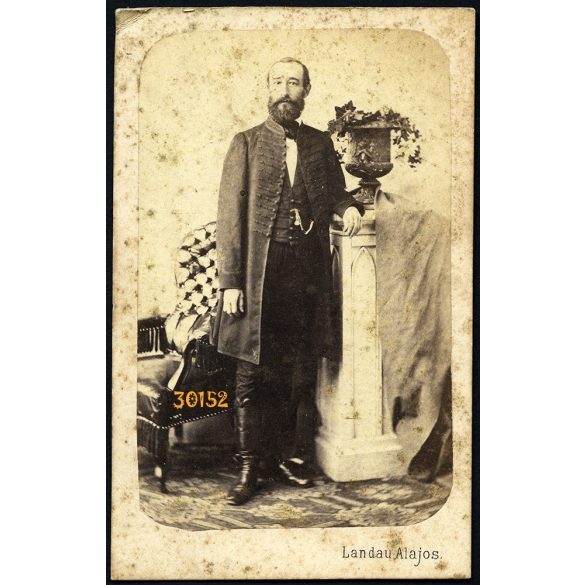 Landau műterem, elegáns szakállas férfi magyaros ruhában, 1860-as évek, Eredeti CDV, vizitkártya fotó.   