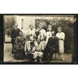   Gönyü, család ünneplőben az asztal körül, egy személy feje retusálva, különös, helytörténet, 1921., 1920-as évek, Eredeti fotó, papírkép. 