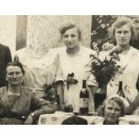 Gönyü, család ünneplőben az asztal körül, egy személy feje retusálva, különös, helytörténet, 1921., 1920-as évek, Eredeti fotó, papírkép. 