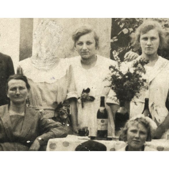 Gönyü, család ünneplőben az asztal körül, egy személy feje retusálva, különös, helytörténet, 1921., 1920-as évek, Eredeti fotó, papírkép. 