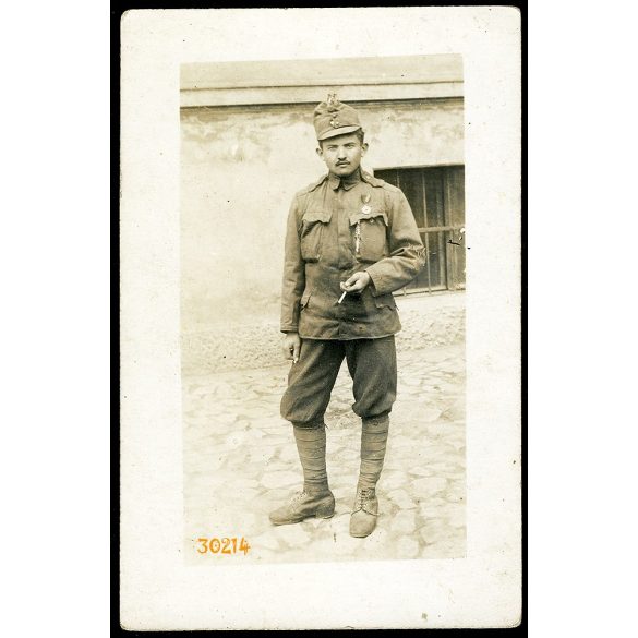 Magyar katona érdemrenddel, cigarettával, egyenruha, 1. világháború, 1910-es évek, Eredeti fotó, papírkép. 