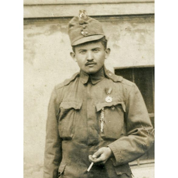 Magyar katona érdemrenddel, cigarettával, egyenruha, 1. világháború, 1910-es évek, Eredeti fotó, papírkép. 