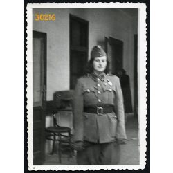   Fiatal nő katonai egyenruhában, érdemrenddel, 'Éva hadnagy', 2. világháború, 1940-es évek, 1943, Eredeti fotó, papírkép.  