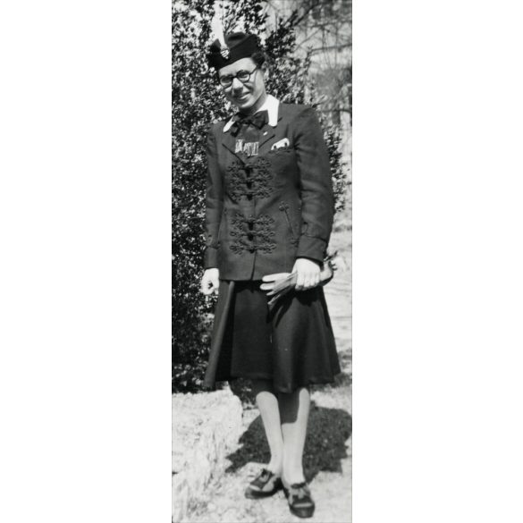 Fiatal nő magyaros ruhában, levente (?) sapkában, szemüvegben, egyenruha, 1930-as évek, Eredeti fotó, papírkép.   