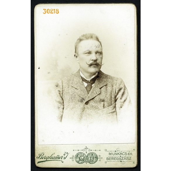 Berghamer műterem, Munkács, Kárpátalja, elegáns férfi bajusszal, 1890-es évek, Eredeti CDV, vizitkártya fotó.  