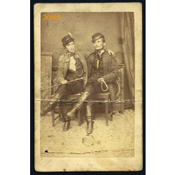   London műterem, Ungvár, Kárpátalja, férfiak különös ruhában, kalapban, csizmában, ostorral, 1860-as évek, Eredeti CDV, vizitkártya fotó, közepén és alján törött. 