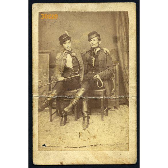 London műterem, Ungvár, Kárpátalja, férfiak különös ruhában, kalapban, csizmában, ostorral, 1860-as évek, Eredeti CDV, vizitkártya fotó, közepén és alján törött. 