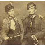 London műterem, Ungvár, Kárpátalja, férfiak különös ruhában, kalapban, csizmában, ostorral, 1860-as évek, Eredeti CDV, vizitkártya fotó, közepén és alján törött. 