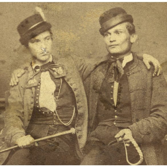 London műterem, Ungvár, Kárpátalja, férfiak különös ruhában, kalapban, csizmában, ostorral, 1860-as évek, Eredeti CDV, vizitkártya fotó, közepén és alján törött. 