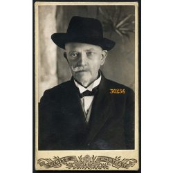   Ismeretlen magyar műterem, Szelecsényi Antal, elegáns férfi bajusszal, 1920-as évek, Eredeti CDV, vizitkártya fotó gyönyörű hátlappal.  