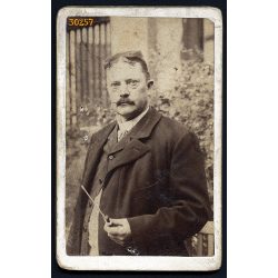   Ismeretlen magyar műterem, Szelecsényi Antal 'ny. büm. főigazgató', elegáns férfi bajusszal, cigarettával, 1910-es évek, Eredeti CDV, vizitkártya fotó, hátoldalán 'Magyar Közalkalmazottak Almanachja' 