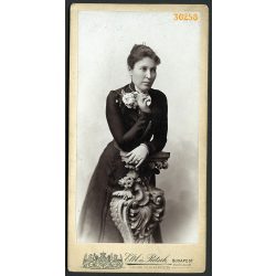   Elbl és Pietsch műterem, Budapest, elegáns hölgy virágcsokorral, portré, 1890-es évek, Eredeti kabinetfotó.  
