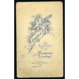 Botár műterem, Torda, Erdély, elegáns hölgyek portréja, anya-lánya (?), gyönyörű festett háttér, 1880-as évek, Eredeti nagyméretű (!) kabinetfotó, felső sarkán törésnyom.   