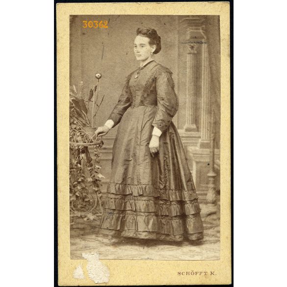Schöfft műterem, Pest, elegáns hölgy gyönyörű ruhában, 1860-es évek.  Eredeti CDV, vizitkártya, felületén ragasztás nyoma, gyönyörű hátlappal.  