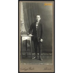   Csizhegyi műterem, Kolozsvár, Erdély,   iskolás fiú portréja, szemüveg, sétapálca, 1913., 1910-es évek. Eredeti kabinetfotó.  