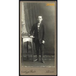   Csizhegyi műterem, Kolozsvár, Erdély,   iskolás fiú portréja, szemüveg, sétapálca, 1913., 1910-es évek. Eredeti kabinetfotó.  