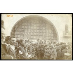   Katonák puskával egy orosz egyházi ünnepen, egyenruha, 1. világháború, keleti front, 1916, 1910-es évek, Eredeti fotó, papírkép.  