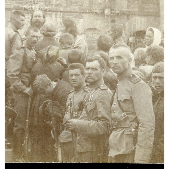 Katonák puskával egy orosz egyházi ünnepen, egyenruha, 1. világháború, keleti front, 1916, 1910-es évek, Eredeti fotó, papírkép.  