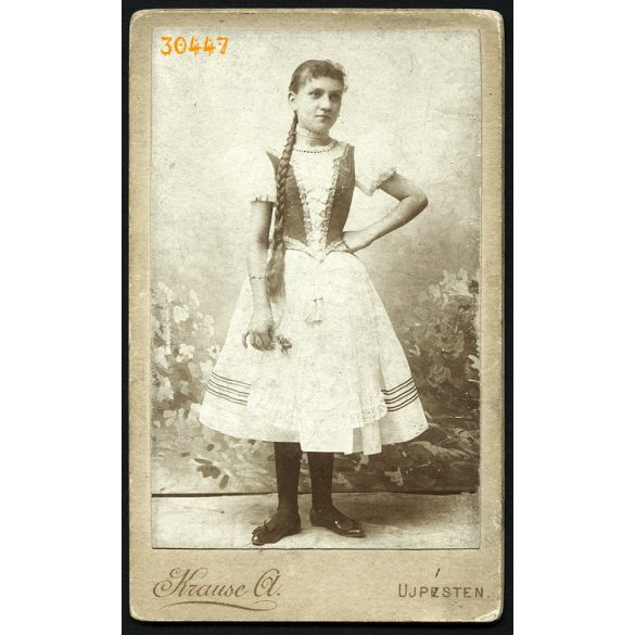 Krause műterem, Újpest, elegáns lány népviseletben, copf, 1900-as évek, Eredeti CDV, vizitkártya fotó.   