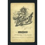 Krause műterem, Újpest, elegáns lány népviseletben, copf, 1900-as évek, Eredeti CDV, vizitkártya fotó.   