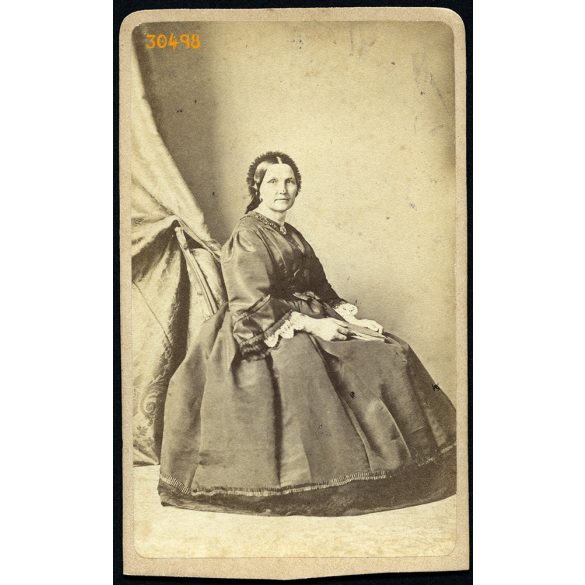 Canzi & Heller műterem, Pest, elegáns hölgy hosszú ruhában, 1860-as évek, Eredeti CDV, vizitkártya fotó, alja vágott.  