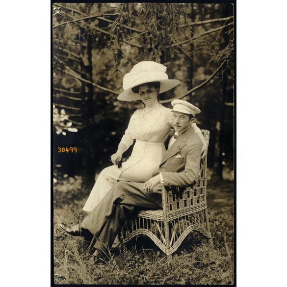 Fröhnel & Schumann műterem, Abbázia, 'Amerikai rokon házaspár', elegáns pár, gyönyörű kalap, cigaretta, 1910-es évek, Eredeti fotó, papírkép. 
