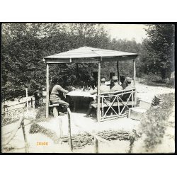   Magyar katonák borozgatnak, Jung Trantenan, egyenruha, 1. világháború, 1916., 1910-es évek, Eredeti fotó, papírkép.  