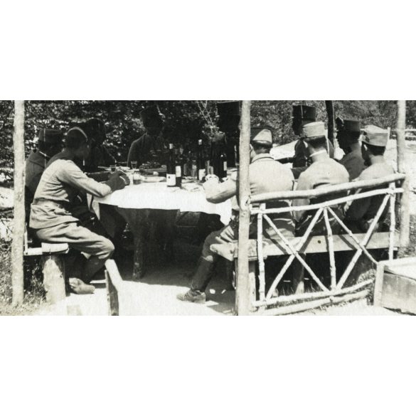 Magyar katonák borozgatnak, Jung Trantenan, egyenruha, 1. világháború, 1916., 1910-es évek, Eredeti fotó, papírkép.  