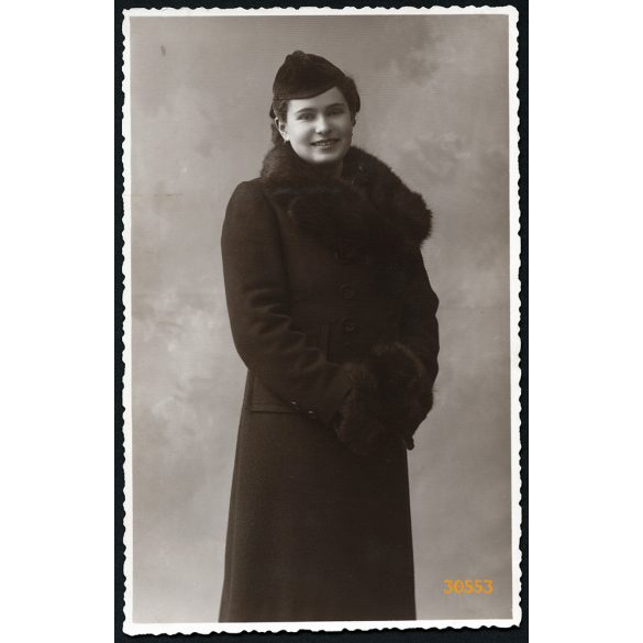 Szabó műterem, Máramarossziget, Erdély,  elegáns hölgy télikabátban, portré, 1930-as évek, Eredeti fotó, papírkép.   