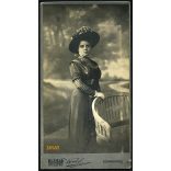 Knebel műterem, Szombathely, elegáns hölgy gyönyörű kalapban, festett háttér, 1900-as évek. Eredeti nagyméretű (!) kabinetfotó. 